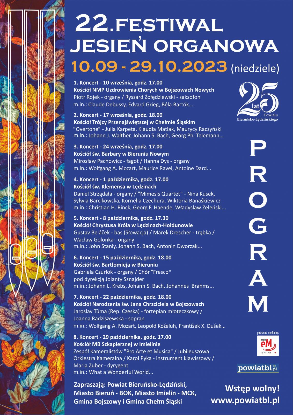 niebieski plakat informacyjny, z lewej strony jesienne liście a na nich biały obrys w postaci piszczałek organowych