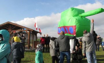 Napełnianie balonu w kształcie czołgu ogrzanym powietrzem