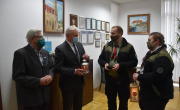 Harcmistrz Marian Miernik oraz Ewa Bohm przekazują Zarządowi Powiatu światełko pokoju