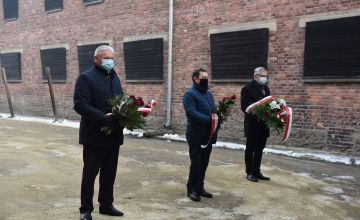 Starosta Bieruńsko-Lędziński z kwiatami pod ścianą śmierci