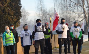 Uczestnicy II Biegu ze Światłem Pokoju przed Zbiorową Mogiłą