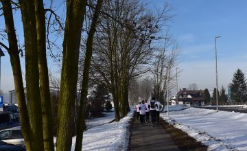 Oddalający się biegacze, pokonujący kolejny etap Biegu Pamięci