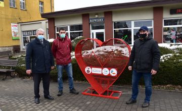 ul. Warszawska, Starosta Bieruńsko-Lędziński wraz z inicjatorami akcji przy koszu na nakrętki w kształcie serca