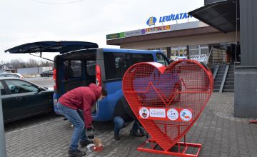 Montaż kosza na nakrętki w kształcie serca przy ul. Węglowej