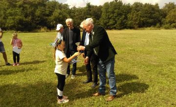 Starosta Bieruńsko-Lędziński Bernard Bednorz wręcza puchar