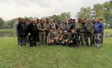 Wspólne pamiątkowe zdjęcie wszystkich uczestników zawodów wędkarskich