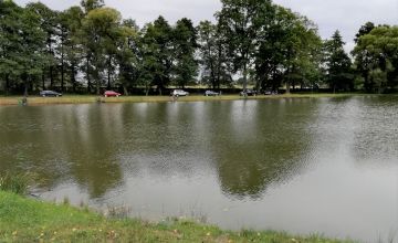 Wędkarze nad zbiornikiem wodnym