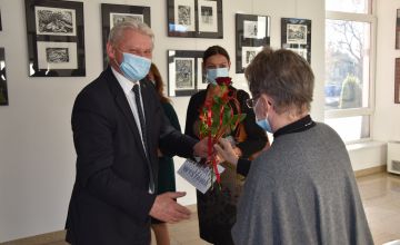 Otwarcie wystawy powarsztatowej - Starosta wręcza róże uczestnikom warsztatów