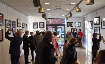 Otwarcie wystawy powarsztatowej - zaproszeni goście podziwiają grafiki