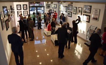 Otwarcie wystawy powarsztatowej - zaproszeni goście podziwiają grafiki