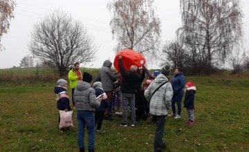 Napełnianie balonu ogrzanym powietrzem