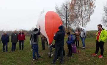 Napełnianie balonu ogrzanym powietrzem