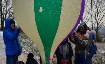 Napełnianie kolorowego balonu ogrzanym powietrzem