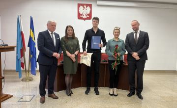 Laureat Stypendnium z PZS w Lędzinach wraz z mamą, dyrektorem szkoły, starostą i naczelnikiem wydziału edukacji