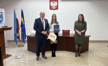 Laureatka Stypendnium z LO w Bieruniu starostą i naczelnikiem wydziału edukacji