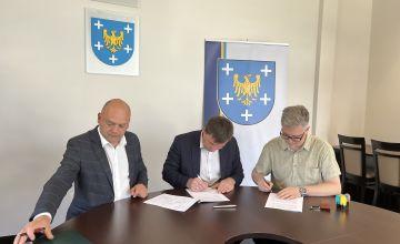 Pdpisanie umowy przez Starostę, Dyrektora PZD oraz Wykonawcę
