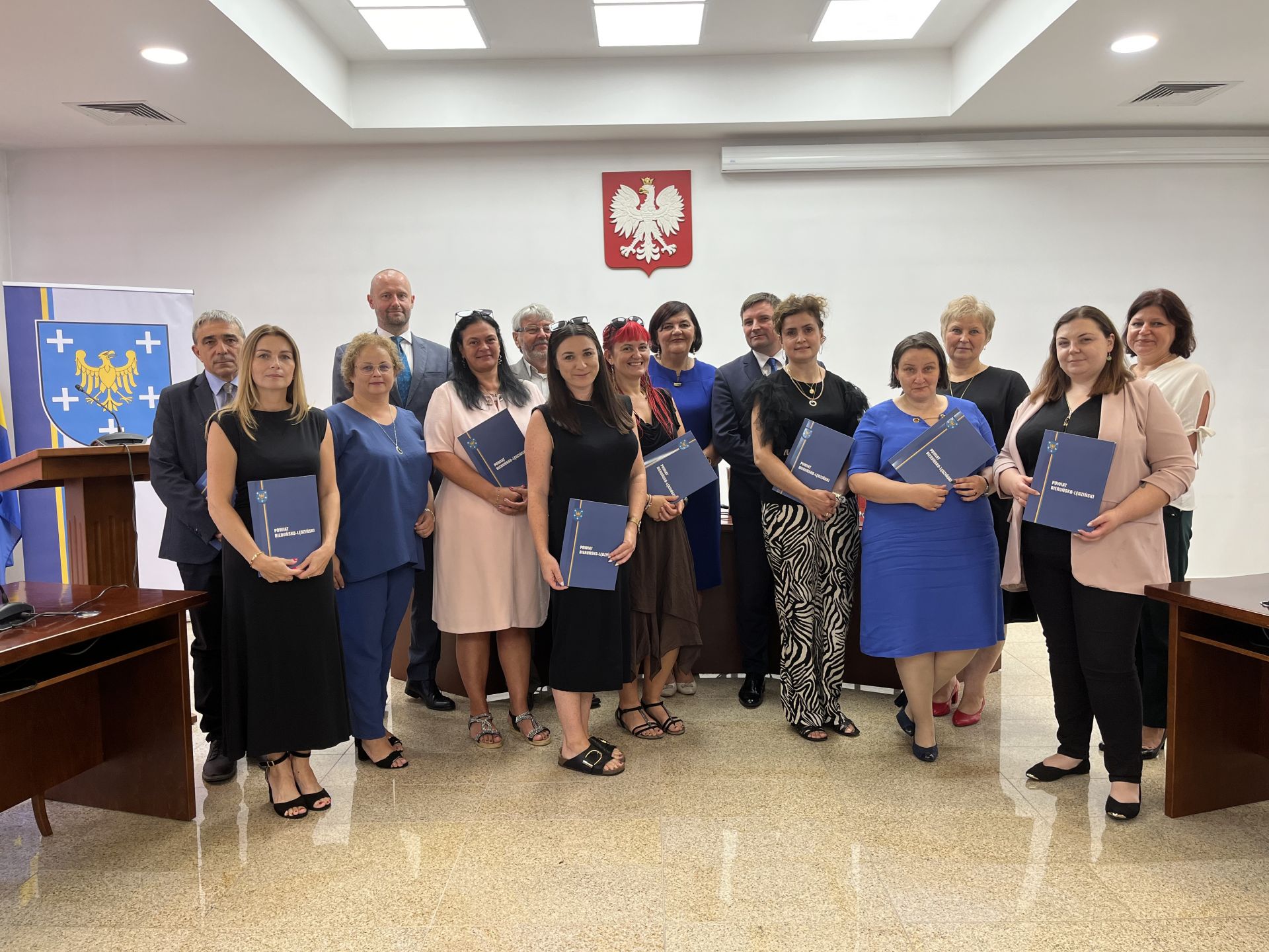 Zdjęcie grupowe nauczycieli, Zarządu Powiatu oraz dyrektorów