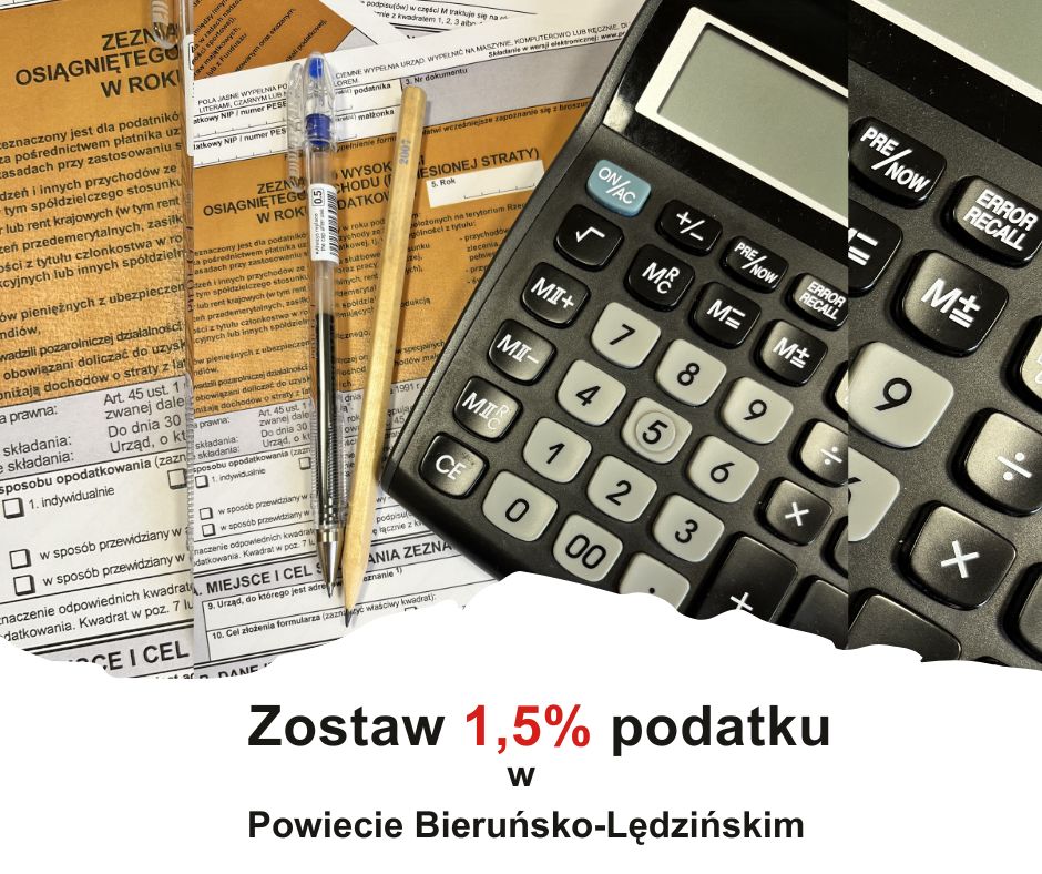 Czarny kalkulator, drewniany ołówek oraz przezroczysty długopis leżący na dokumentach do uzupełnienia. Dokument w formie tabeli z wieloma okienkami do wypełnienia. U dołu na białym tle czarny napis Zostaw 1,5 procenta w Powiecie Bieruńsko-Lędzińskim. Napis 1,5 procenta napisany jest na czerwono.
