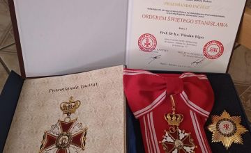 Zdjęcie przedstawiające dyplom medal oraz czerwoną wstęgę