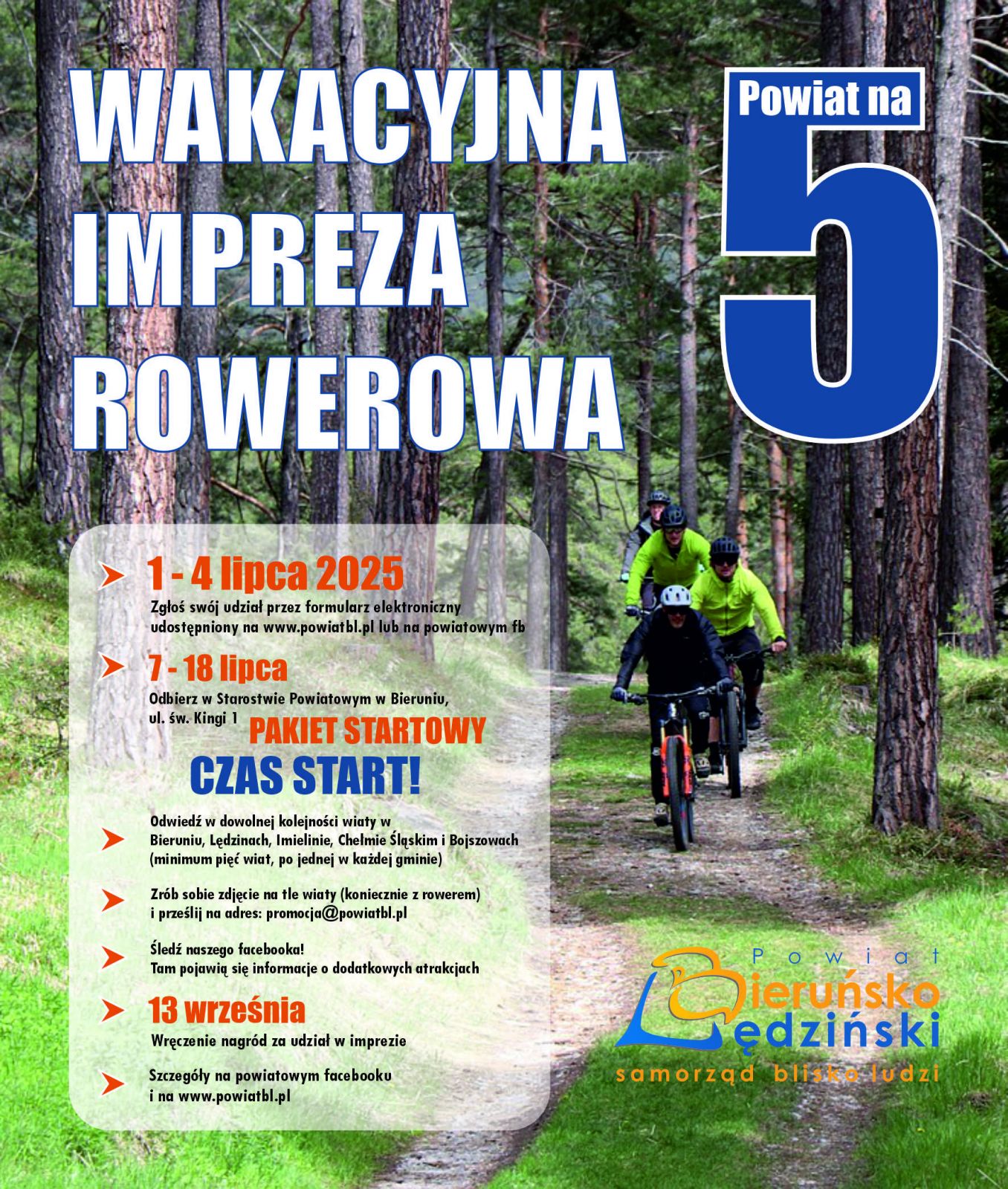 Plakat informacyjny przedstawiający kolarzy jadących leśną ścieżką. Z lewej strony widnieje napis "Wakacyjna impreza rowerowa powiat na 5". Na białym tle znajdują się informacje związane z zapisami oraz samą imprezą rowerową.
