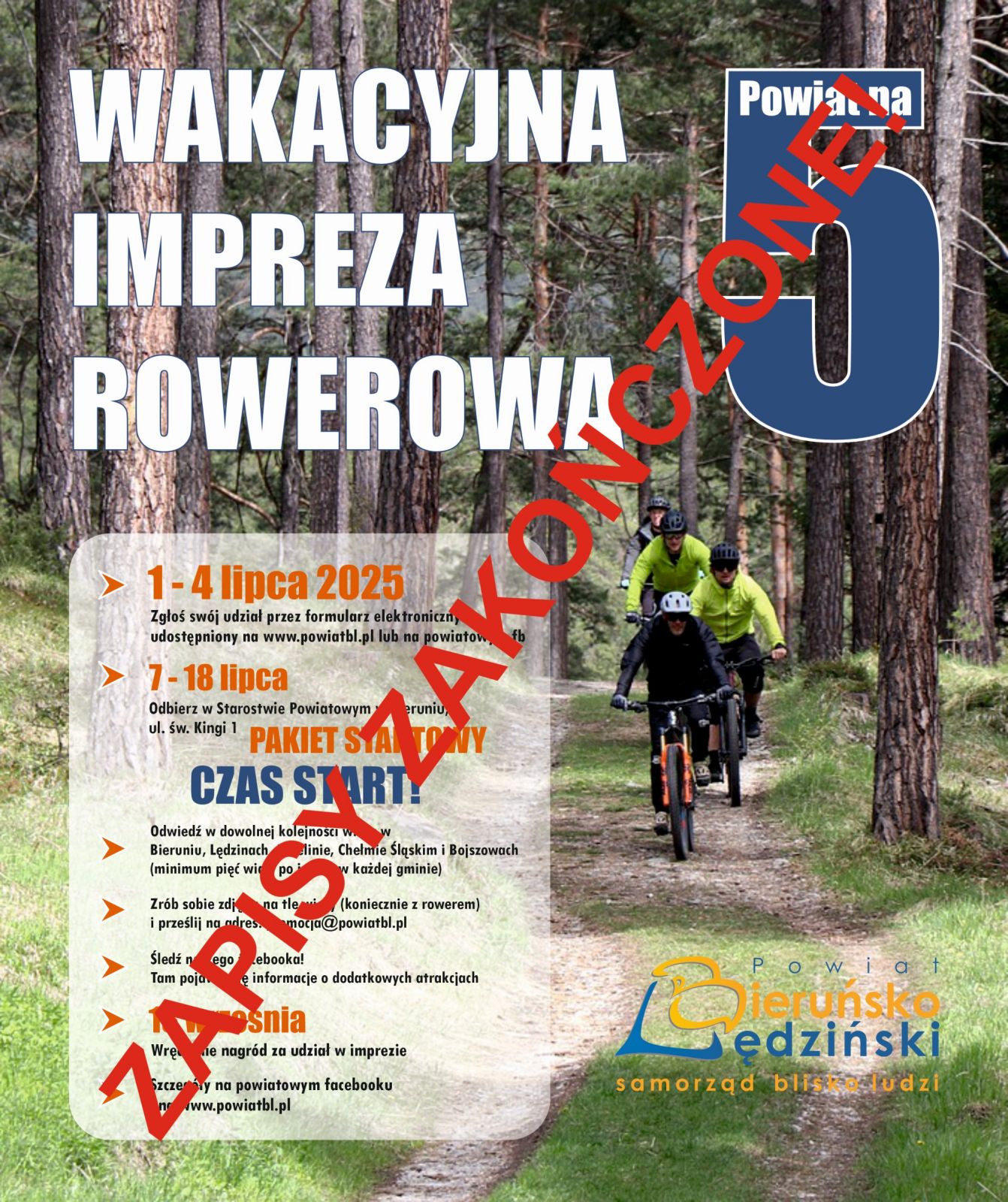 Plakat informacyjny przedstawiający kolarzy jadących leśną ścieżką. Z lewej strony widnieje napis "Wakacyjna impreza rowerowa powiat na 5". Na białym tle znajdują się informacje związane z zapisami oraz samą imprezą rowerową.Na środku skończy czerwony napis ZAPISY ZAKOŃCZONE!