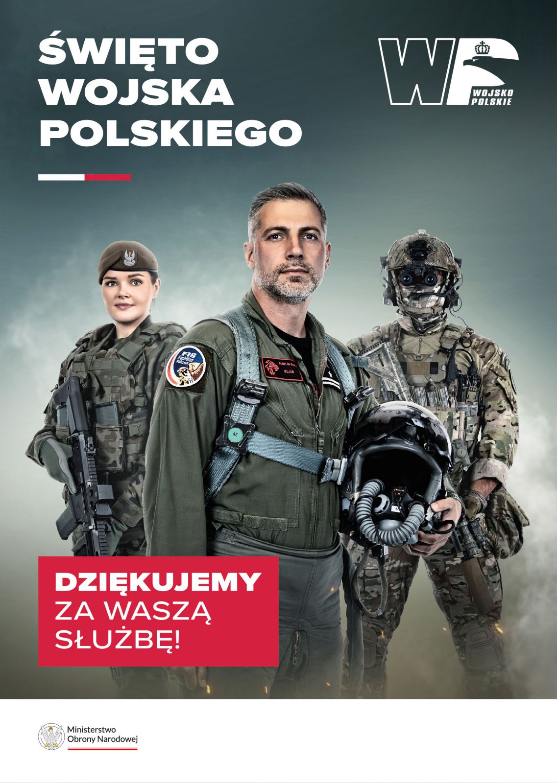 Plakat. Z lewej strony napisy ŚWIĘTO WOJSKA POLSKIEGO, DZIĘKUJEMY ZA WASZĄ SŁUŻBĘ, z prawej strony trzech żołnierzy w mundurach.