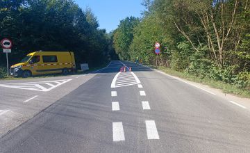 Zdjęcie drogi. Z prawej i lewej strony las.