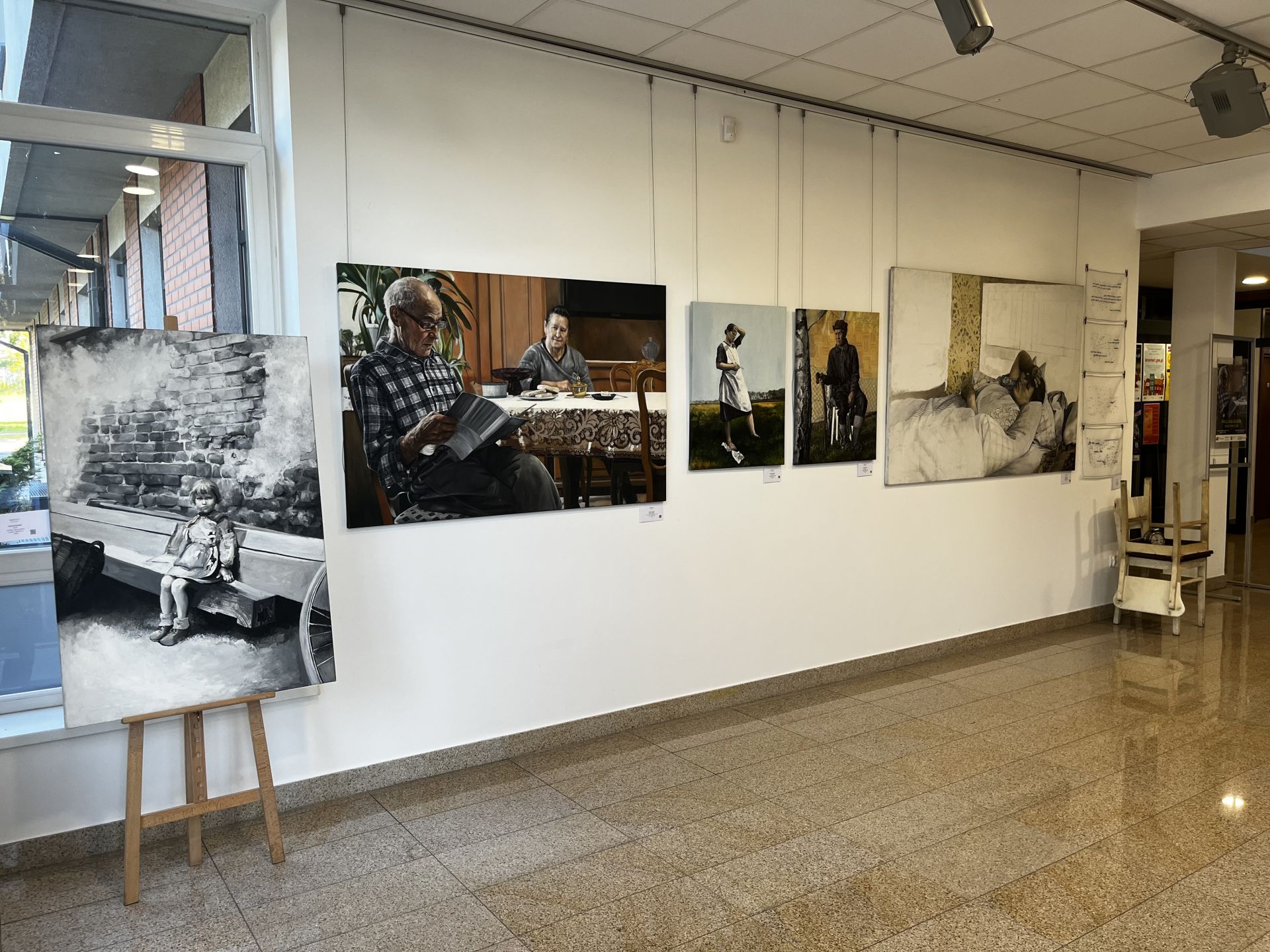 Białe ściany, na których wiszą wielkoformatowe obrazy