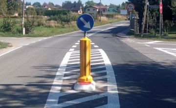 Droga z wyspą rozdzielającą ruch drogowy.