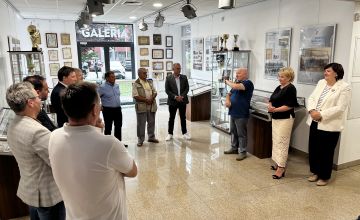 Ludzie zebrani w galerii. W tle ekspozycja