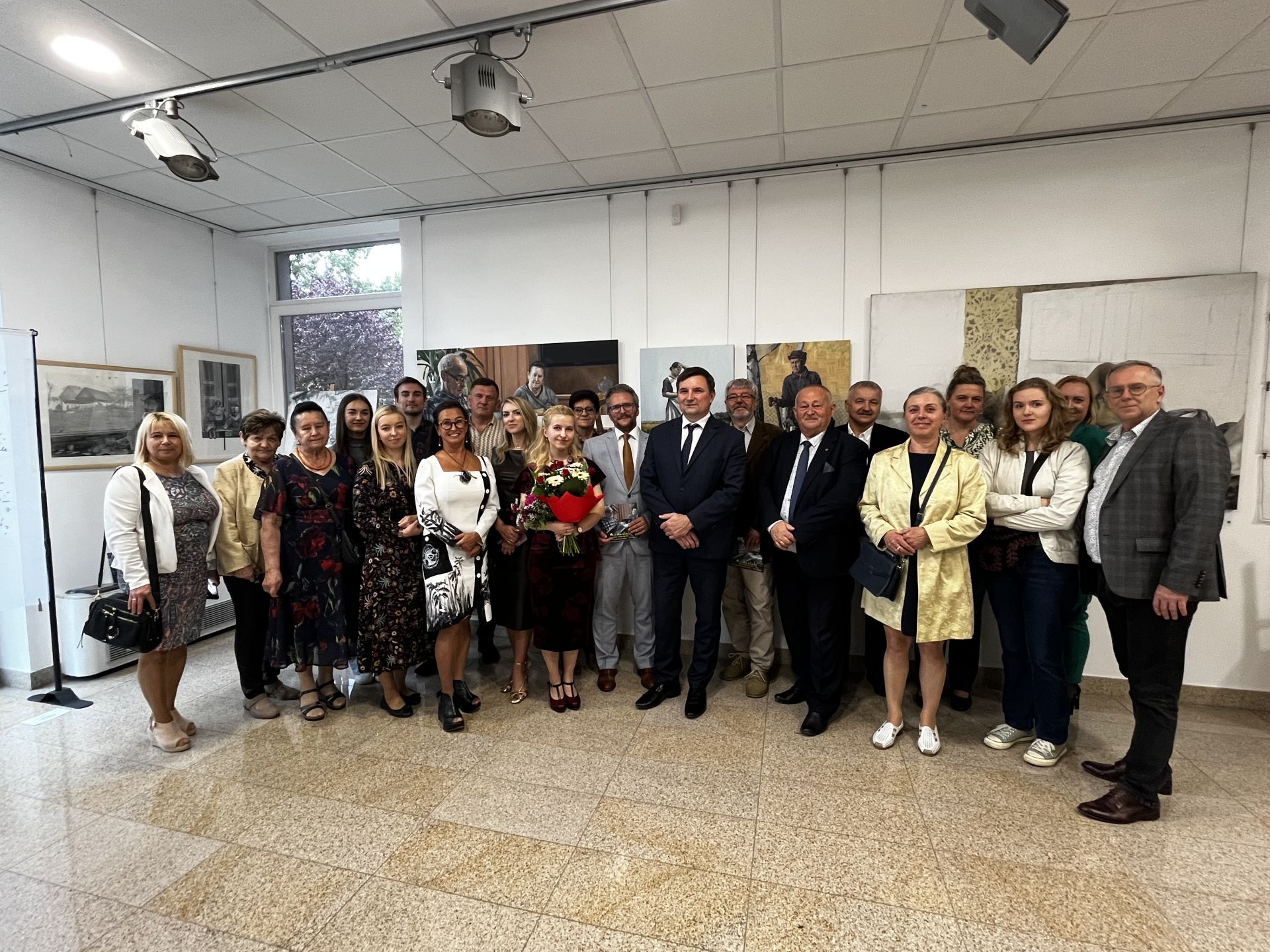 Zdjęcie grupowe uczestników wystawy.