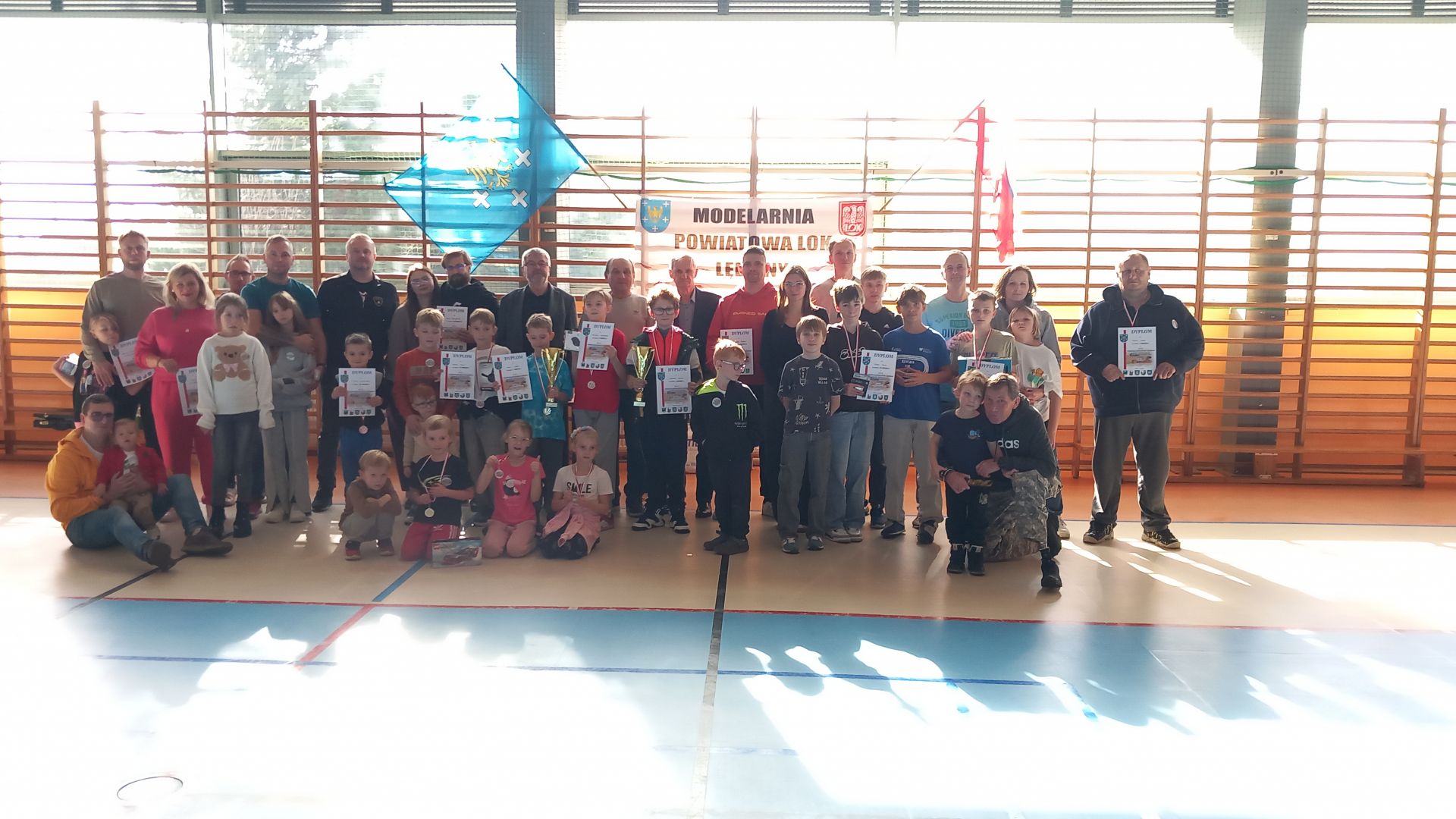 Grupowe zdjęcie uczestników zawodów z nagrodami