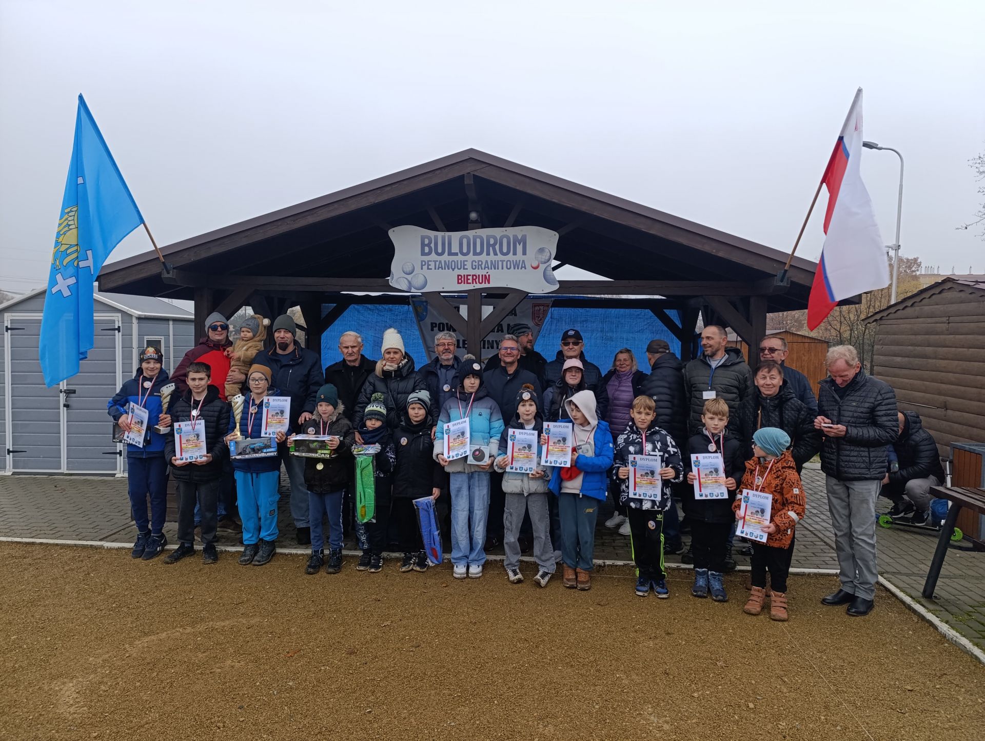 Zdjęcie grupowe uczesników zawodów z nagrodami