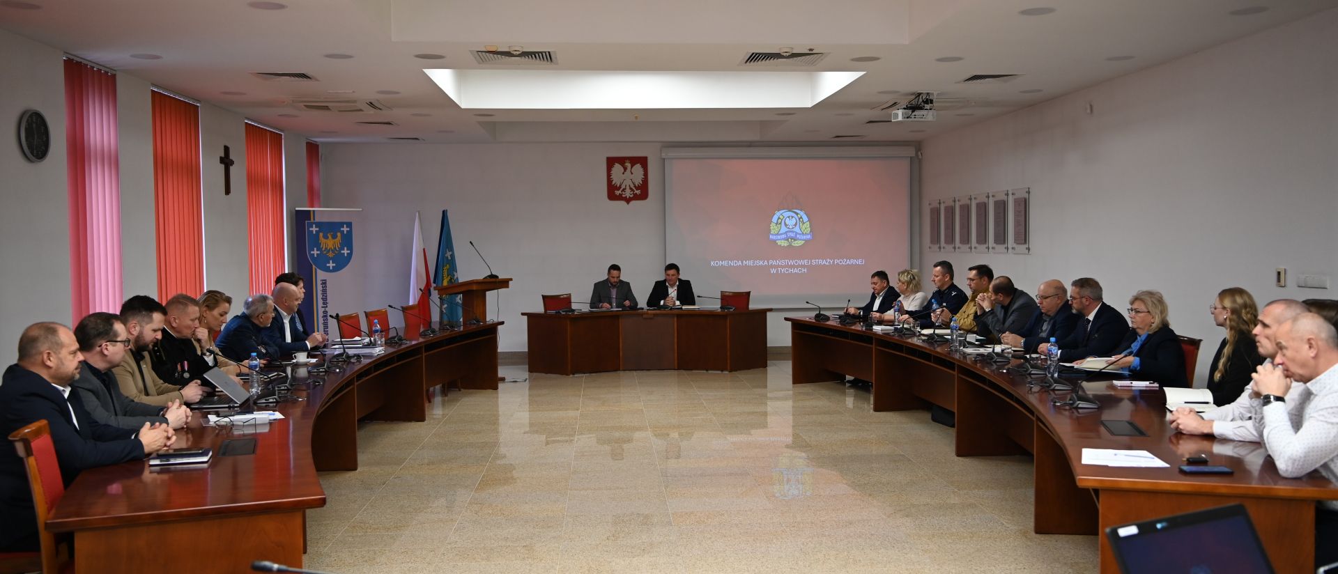 Zdjęcie sali seseyjnej z uczestnikami posiedzenia komisji 