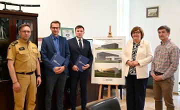 zdjęcie grupowe osób uczestniczących w podpisaniu umowy