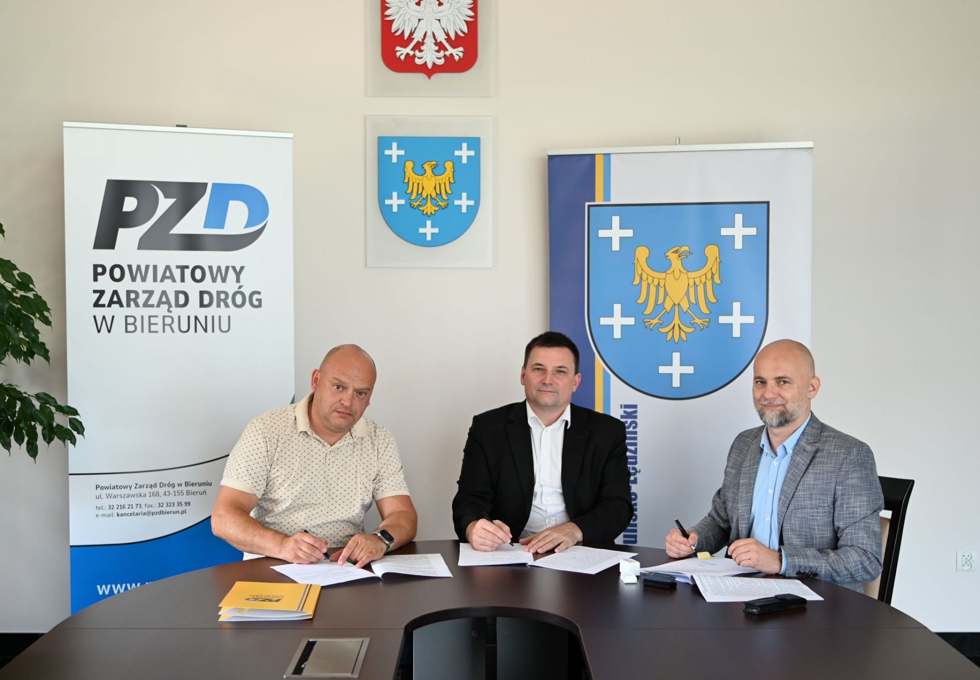Zdjęcie z podpisania umowy