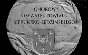 Awers medali dla Honorowych Obywateli Powiatu przyznanych w 2010 roku