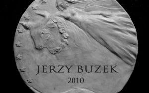 Rewers medalu dla  Honorowego Obywatela Powiatu prof. Jerzego Buzka