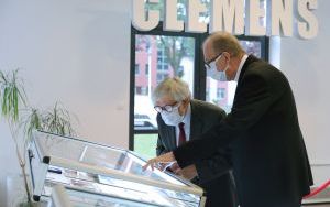 Prof. Julian Gembalski wraz z ks. kanonikiem Januszem Kwapiszewskim w galerii starostwa 
