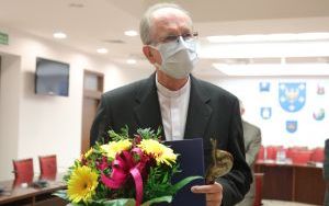 Ksiądz kanonik Janusz Kwapiszewski z nagrodą