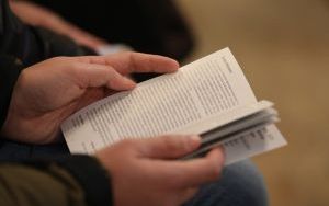 6. koncert Festiwalu - zdjęcie rąk trzymających program koncertu