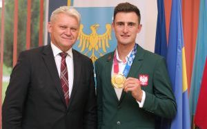 Dawid Tomala ze Starostą Bieruńsko-Lędzińskim Bernardem Bednorzem