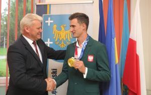 Starosta Bieruńsko-Lędziński Bernard Brdnorz gratuluje Dawidowi Tomali