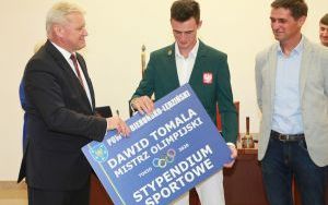 Wręczenie Dawidowi Tomali promesy na stypendium sportowe